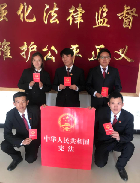 为祖国点赞  与宪法合影