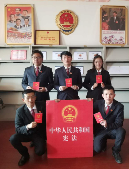 为祖国点赞  与宪法合影